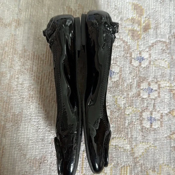 Tory Burch Black Patent Leather Classic Logo Flats Size 6.5 - Picture 3 of 7